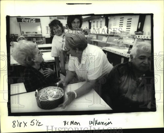 1992 Press Photo Marie Marinello celebrates her birthday at Mckenzies - Historic Images