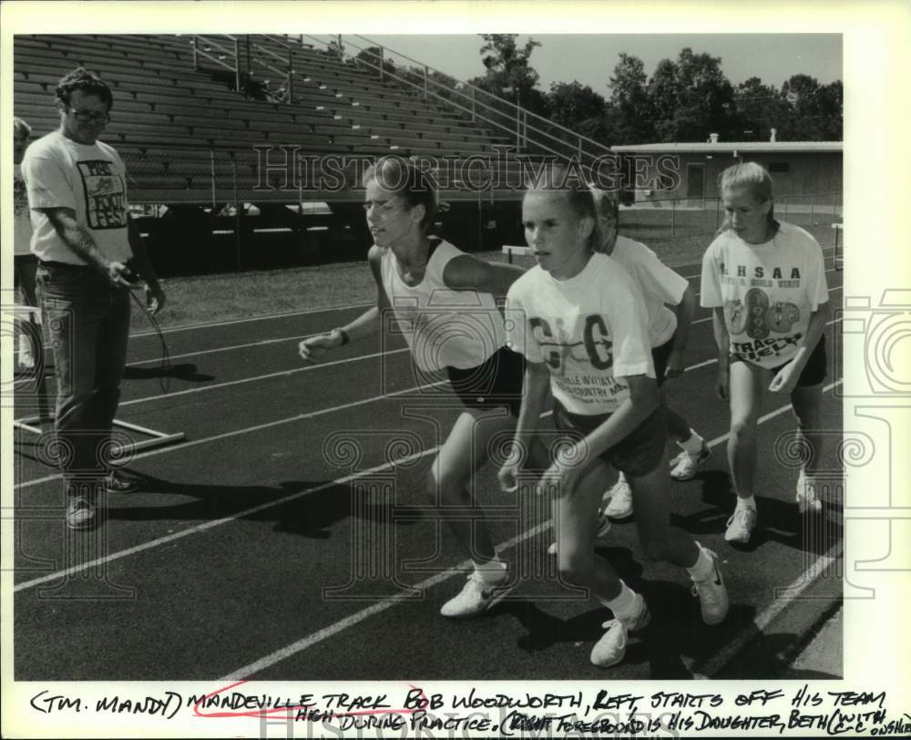 1993 Press Photo Mandeville High Track Bob Woodworth starts of his team - Historic Images