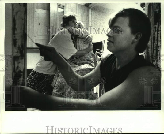 1987 Press Photo Church Youth doing renovations at Manhattan Guest House - Historic Images