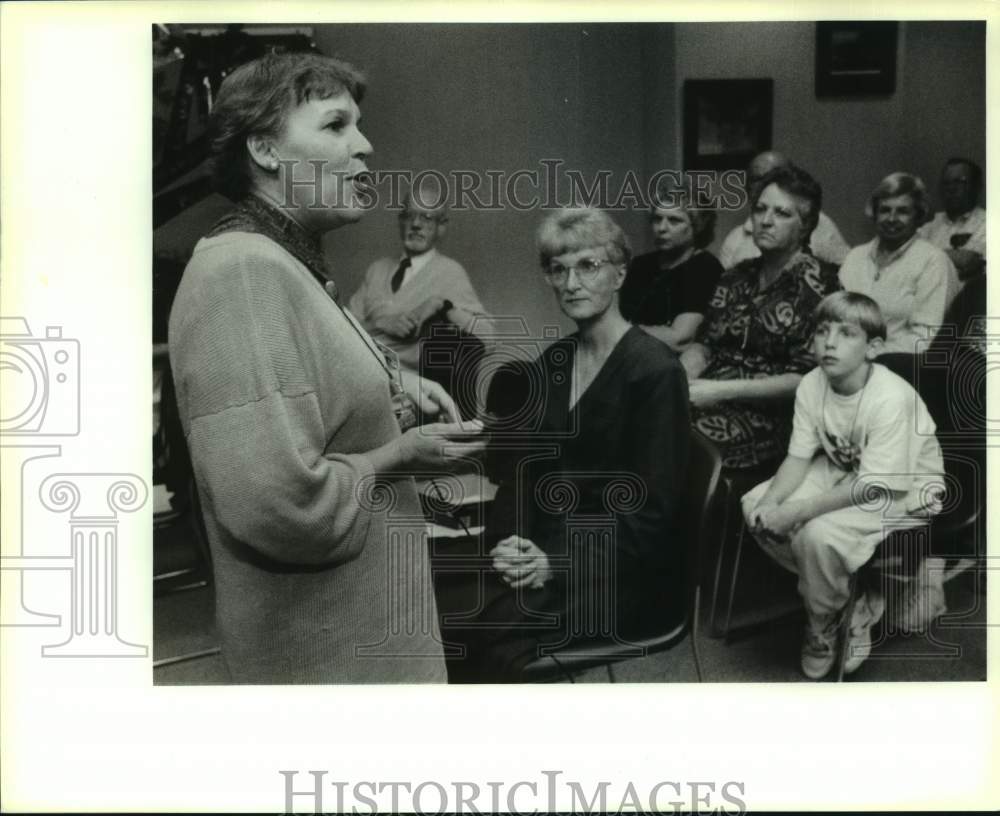 1992 Press Photo Mary Manhein gives lecture during Louisiana Archaeology Week - Historic Images