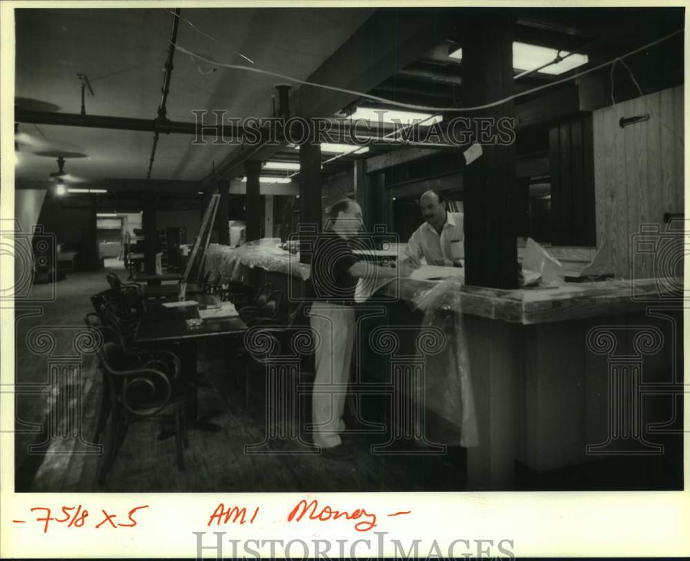 1990 Press Photo Tommy Mandina and Gary Robertson at New Mandina&#39;s Restaurant - Historic Images