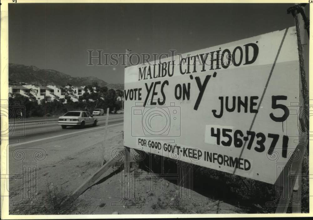1990 Press Photo Malibu, California roadway voting sign - Historic Images