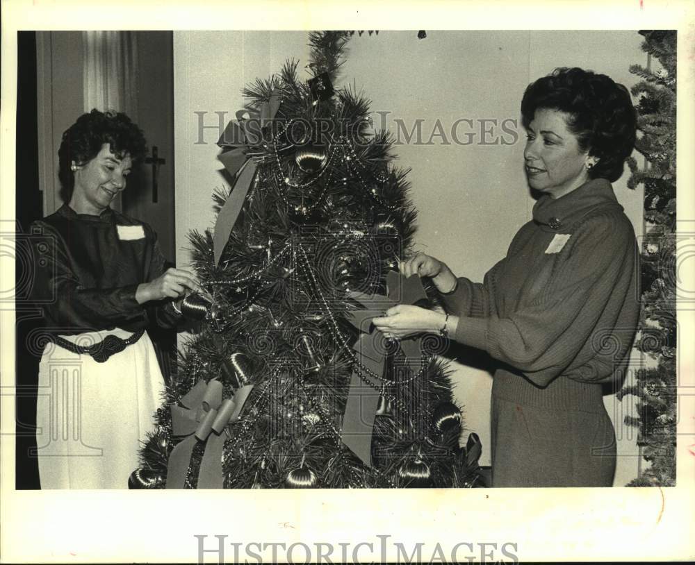 1987 Press Photo Roberta Maestri, Marilyn Dittmann- Organizers Christmas Auction - Historic Images