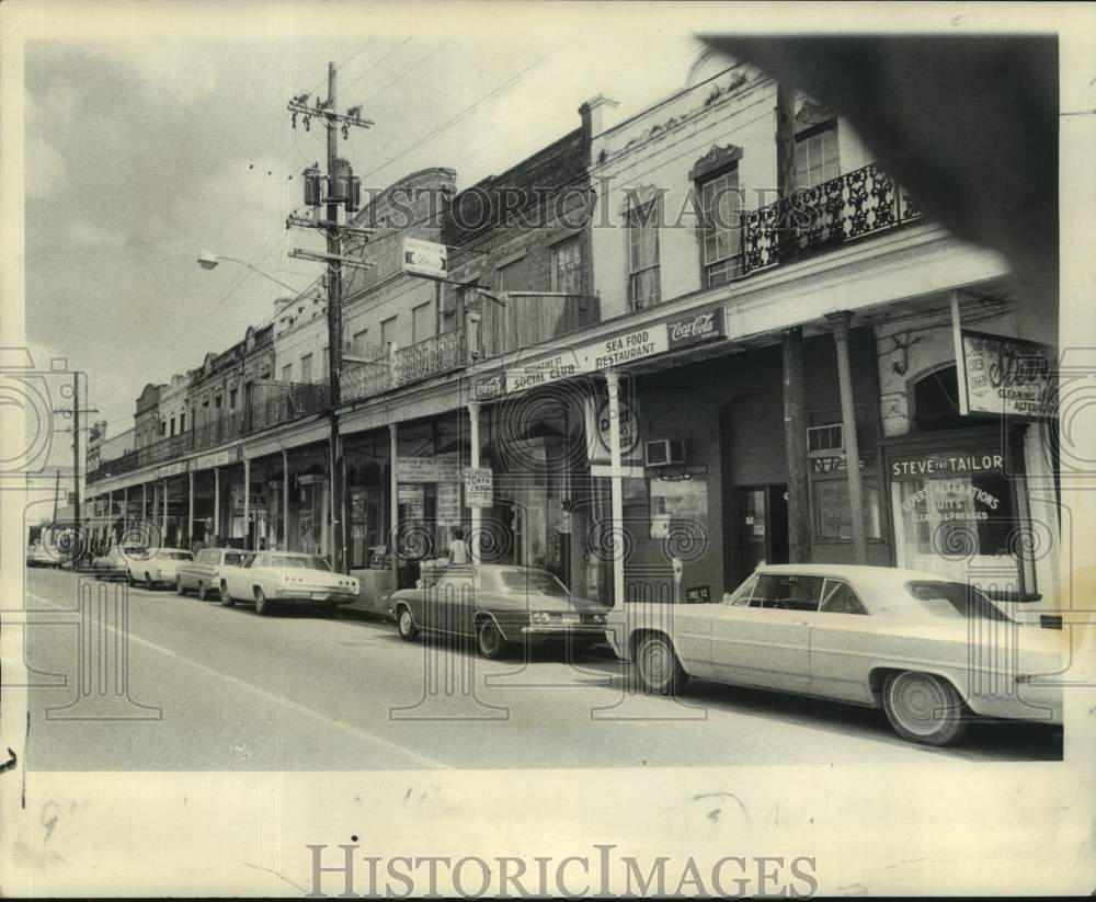 Press Photo Block-long, galleried row of commercial establishments- Magazine St - Historic Images