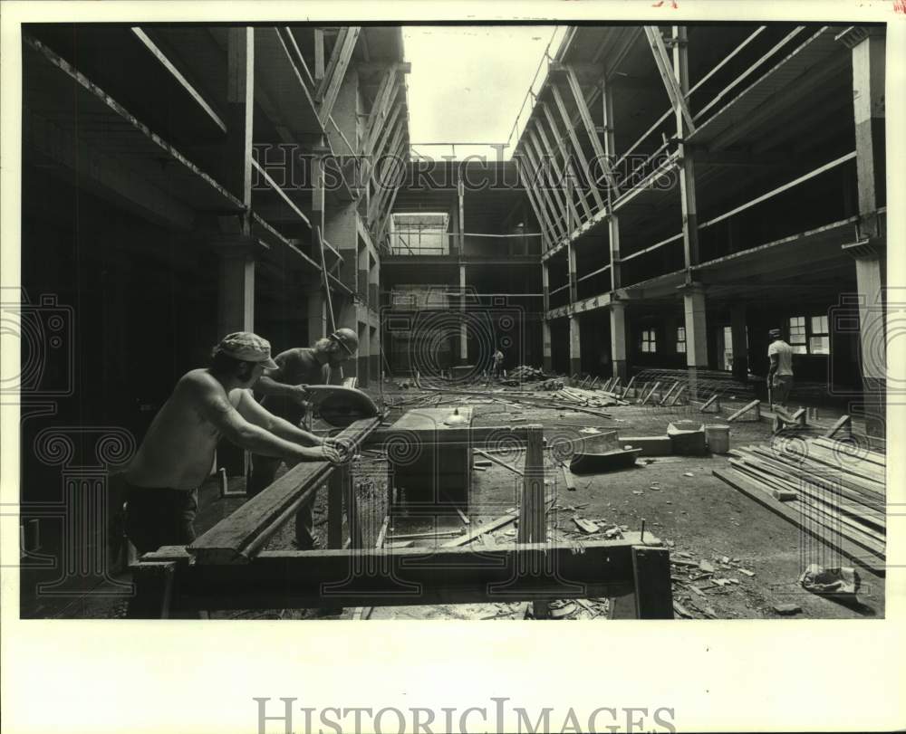 Press Photo New Orleans A courtyard being built in center called Magazine Place - Historic Images