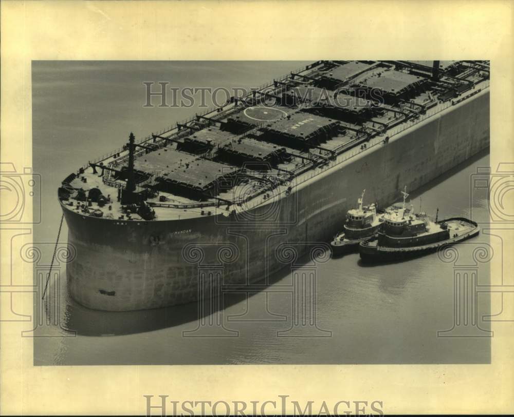 1990 Press Photo Tanker Mandan after it rammed Army Corps of Engineers barge - Historic Images