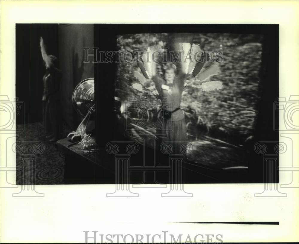1991 Press Photo Ruth Edwards sees herself at Mandala Virtual System monitor - Historic Images
