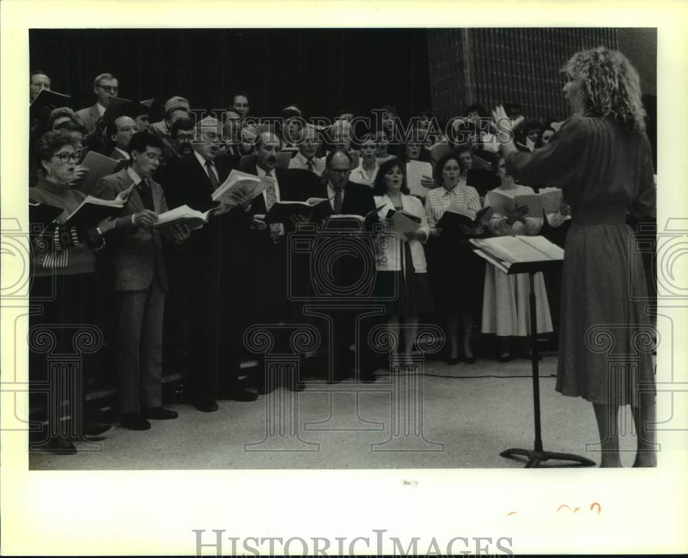 1988 Press Photo Mandeville&#39;s First Christmas Choral Celebration - Historic Images