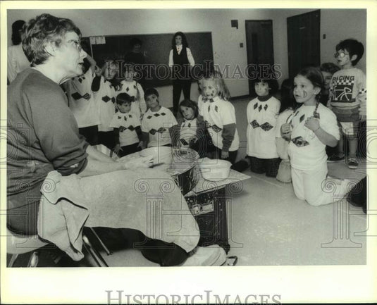 1989 Press Photo Norma Gist, Mandeville potter, teaches students about pottery - Historic Images