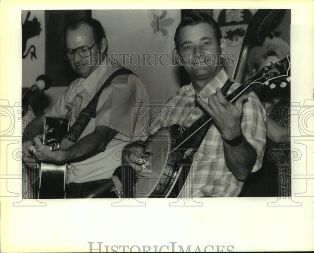 1988 Press Photo Johnny Coyne and Dean Hicks perform at Mandeville City Hall - Historic Images