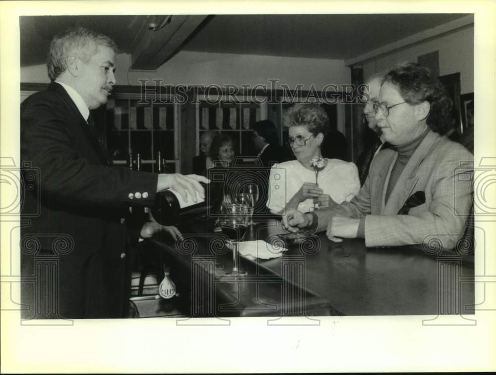 1989 Press Photo Members of Mandeville Area Chamber of Commerce celebrate - Historic Images