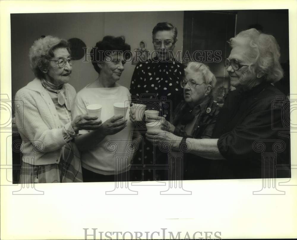 1990 Press Photo Original members of the Mandeville Senior Citizen Center - Historic Images