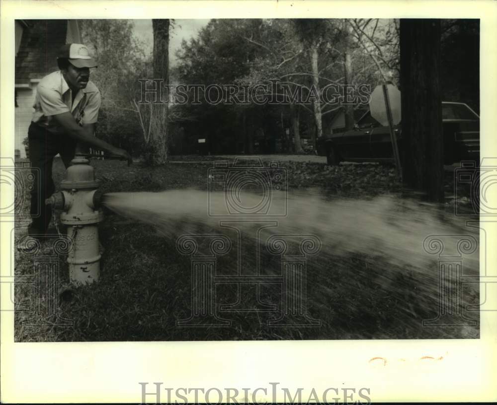 1988 Press Photo Clarence Zenon of Mandeville Water Department uses fire hydrant - Historic Images