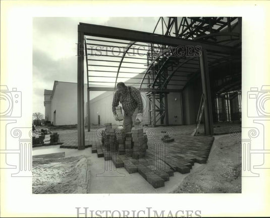 1994 Press Photo Frank Miles unloads bricks for Oakwood Center walkway - Historic Images