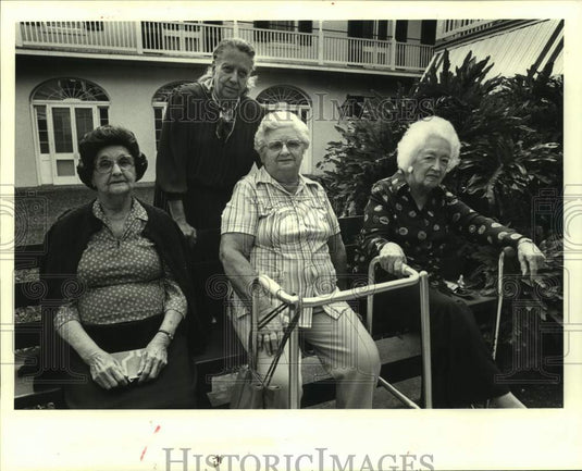 1988 Press Photo Residents of the Maison Hospitaliere at 1220 Dauphine Street - Historic Images