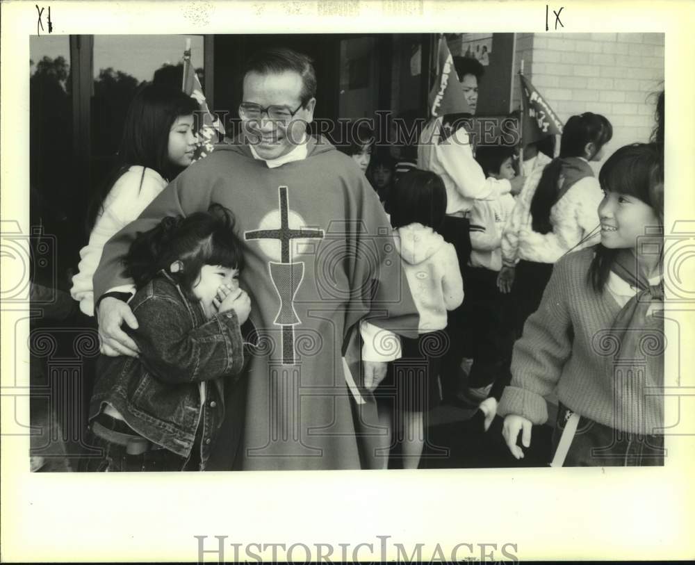 1989 Press Photo Hung Nguyeen gets a hug from Father Dominick Luong- St. Mary - Historic Images