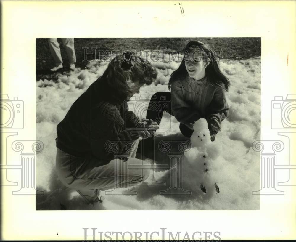 1988 Press Photo Loyola students playing in the snow before semester exams - Historic Images