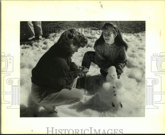 1988 Press Photo Loyola students playing in the snow before semester exams - Historic Images