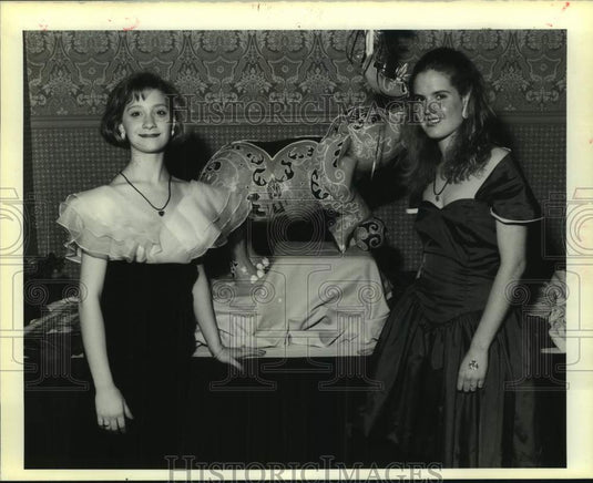 1990 Press Photo Amy Malone and Elizabeth Morse Celebrate Sweet Sixteen - Historic Images