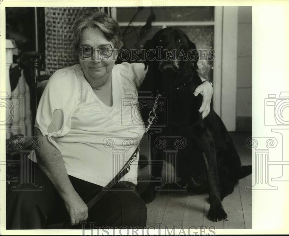 Press Photo Elizabeth Malone and her pet guide dog, Saz - Historic Images