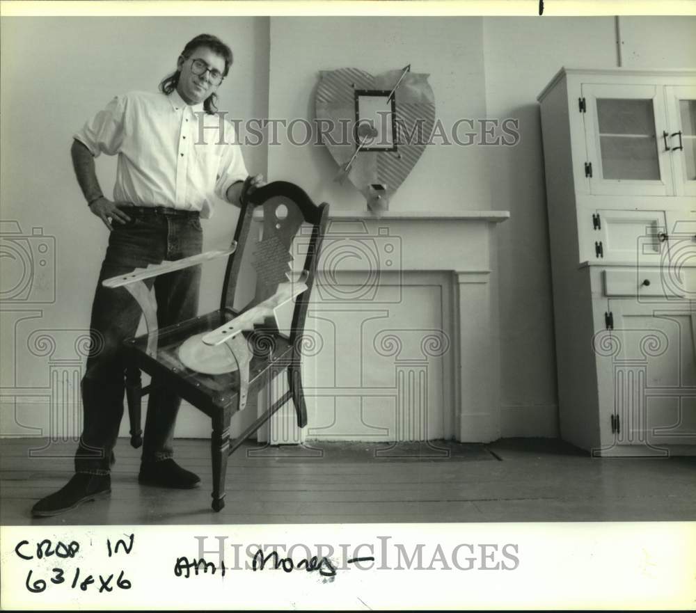 1991 Press Photo Thomas Mann with some of his work in his Magazine Street Studio - Historic Images