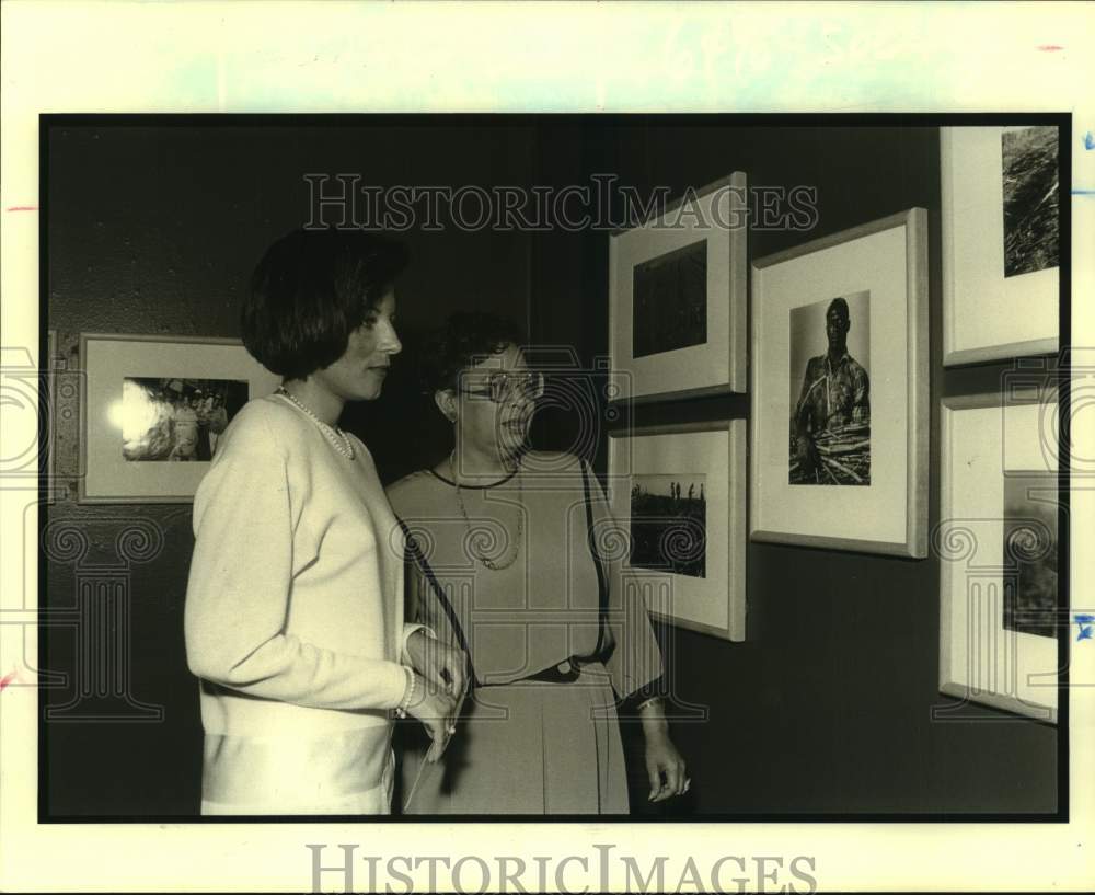 1990 Press Photo Michelle Manning &amp; Beryl Segre admire framed photographs - Historic Images