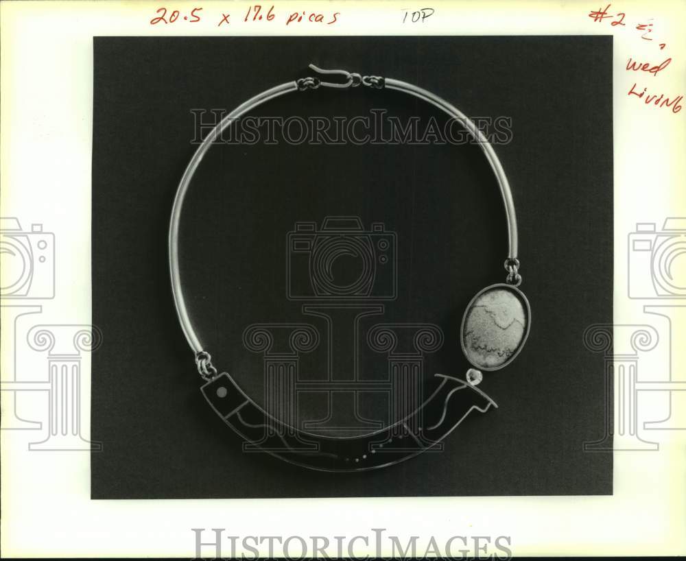 1990 Press Photo Jewelry piece by Jewelry Designer Margo Manning - Historic Images