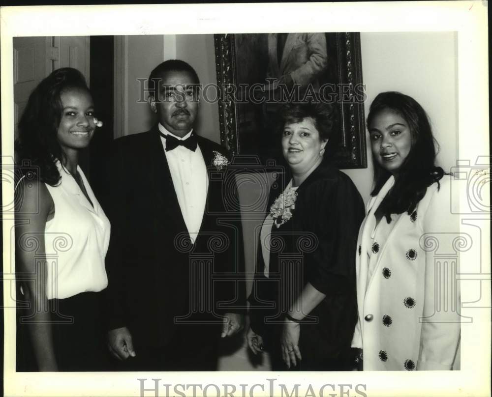 1992 Press Photo Guests and relatives attending a Sweet 16 Party - Historic Images