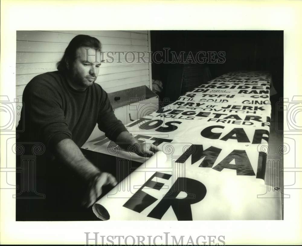 1993 Press Photo Terry Marks of GM Sign Company, rolls signs for shipment - Historic Images