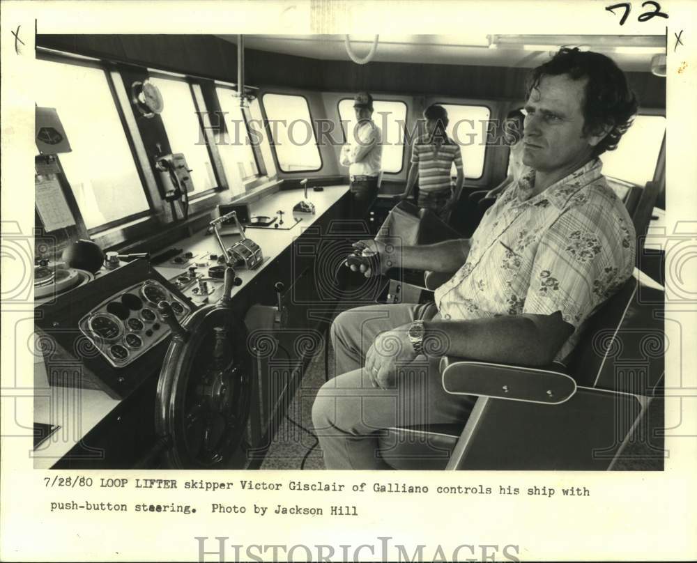 1988 Press Photo Captain Victor Gisclair uses push-button steering for vessel - Historic Images