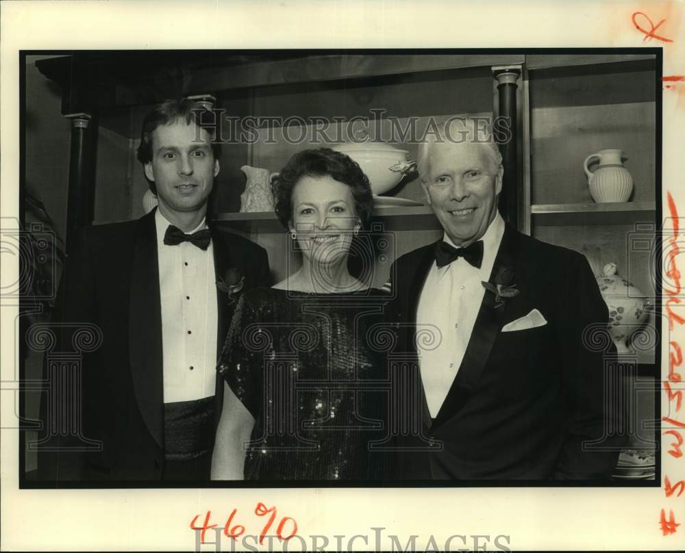 1990 Press Photo Deke Carbo, Mary &amp; Ed McCarthy at Petroleum Club Party - Historic Images