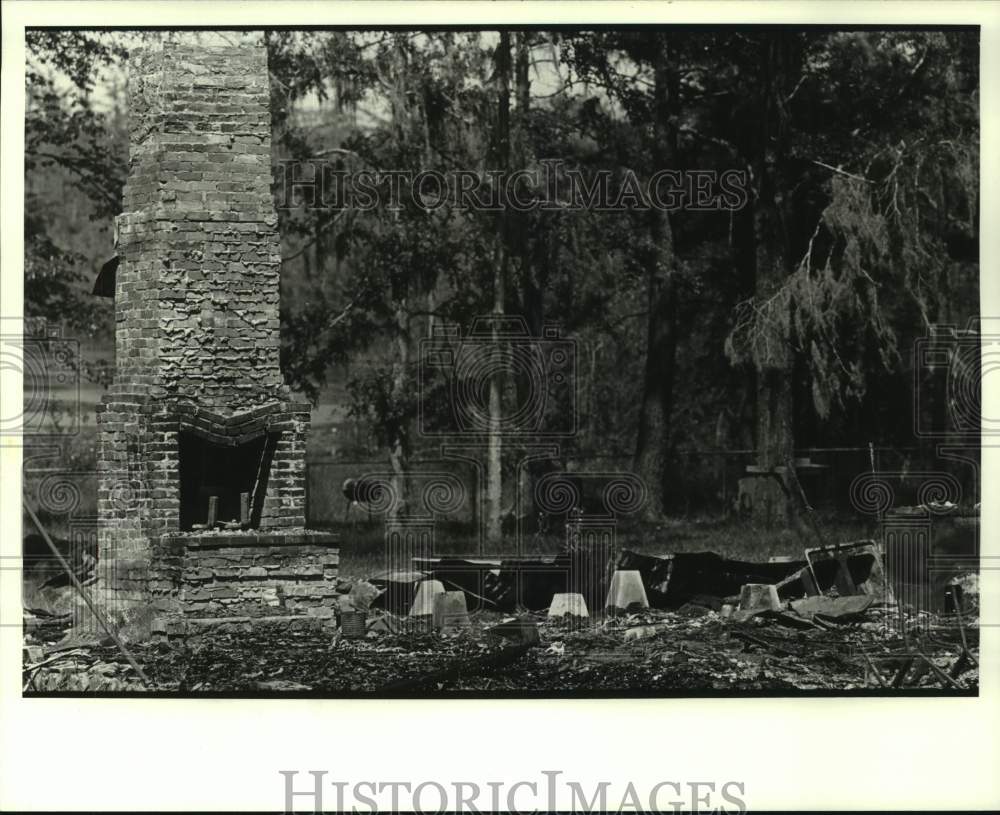 1986 Press Photo Only The Chimney Remains After Arson Destroyed Home, Colfax, LA - Historic Images