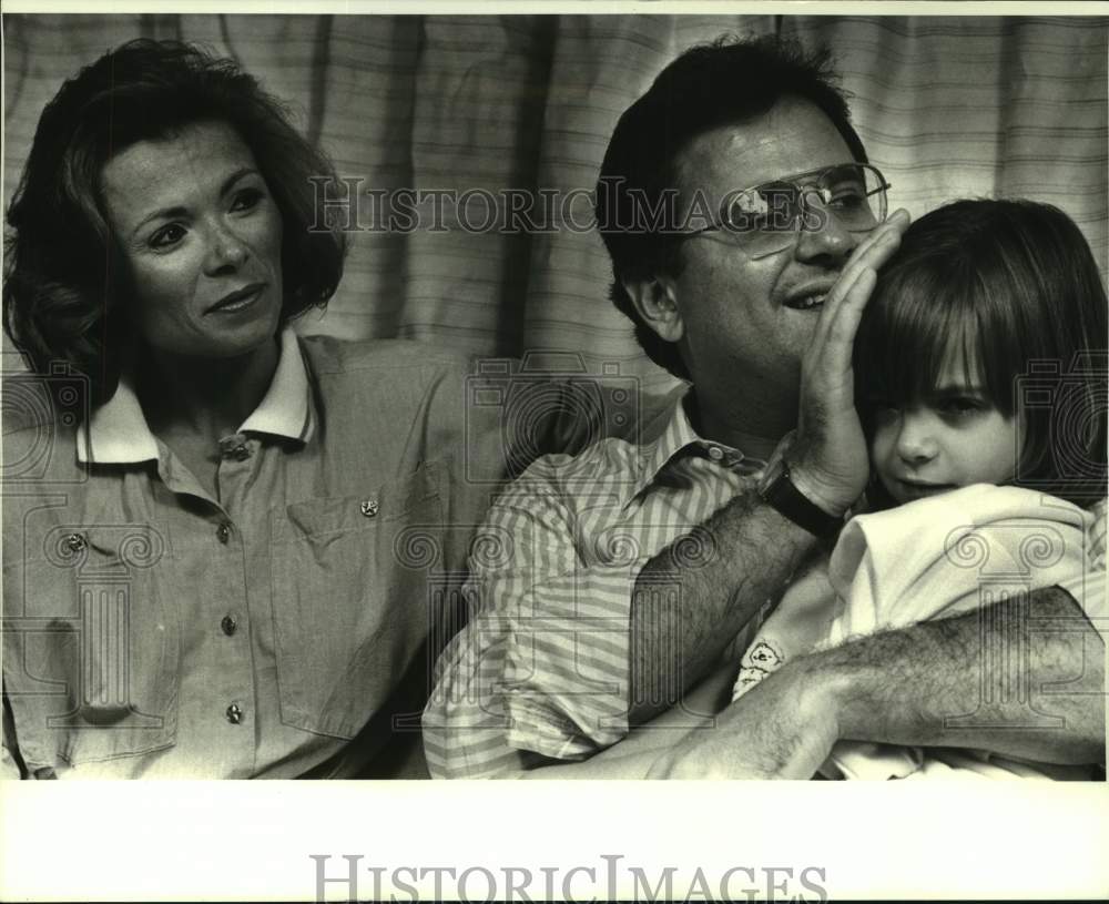 1987 Press Photo Candidate For Sheriff Awaits Election Returns With Family - Historic Images