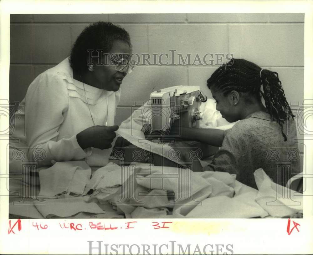 1987 Press Photo Barbara Leonard teaches Antoinette Peters to sew a dress - Historic Images