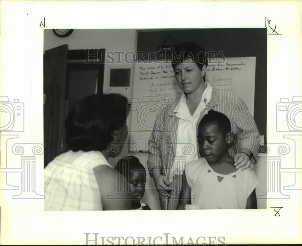 1991 Press Photo Sister Denise LeJeune works with the poor in St. Bernard - Historic Images