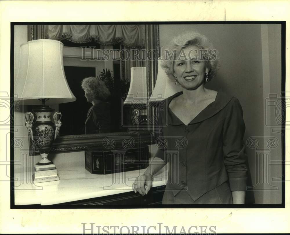 1990 Press Photo Jennifer Keating Magee at Children&#39;s Museum Auction - Historic Images