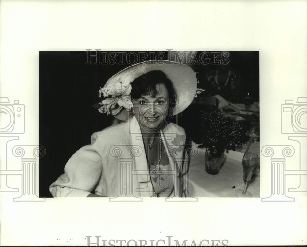 1992 Press Photo Jo Ann Tujague in her big hat - Historic Images