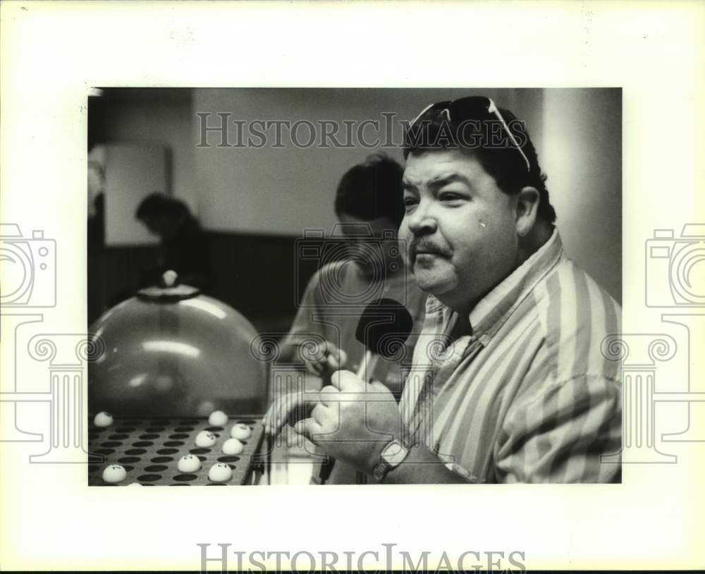 1992 Press Photo Mike Manis at St. Anthony Catholic Church Spring Festival - Historic Images