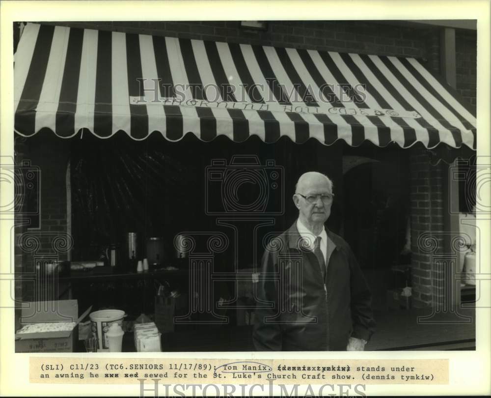 1989 Press Photo Tom Manix stands under awning he sewed for St. Luke&#39;s Church - Historic Images