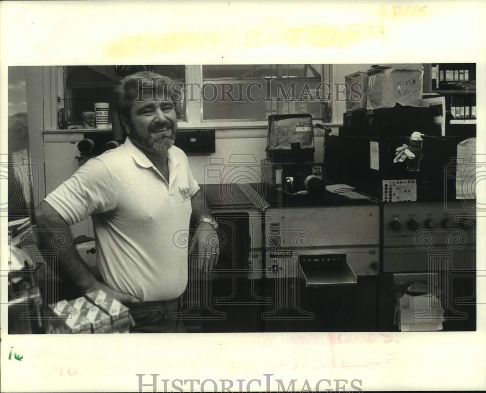 1988 Press Photo Ben Malbrough runs Vets Boulevard in Metairie - Historic Images