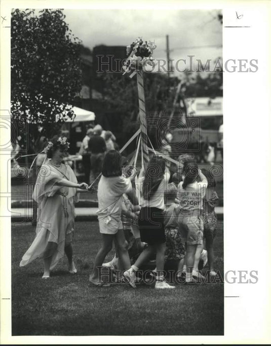 1991 Press Photo Mother Nature leads children at Kenner Environmental Fair - Historic Images