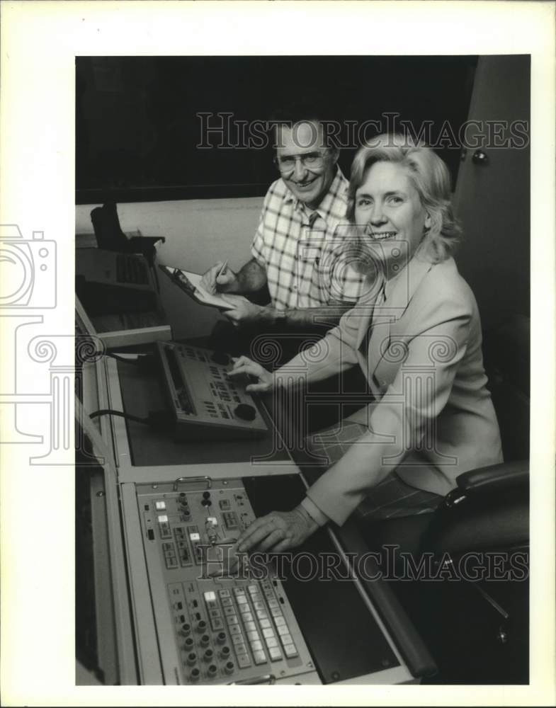 1989 Press Photo Volunteer Producers Of Community Access Television Program - Historic Images