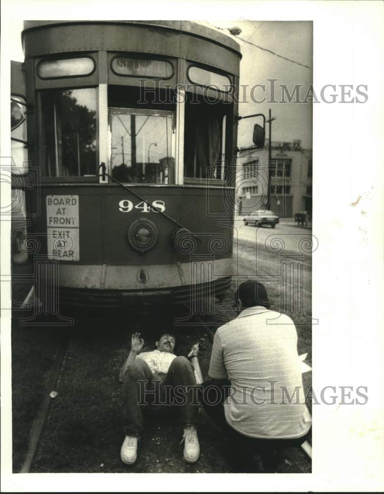 1987 Press Photo New Orleans Police At Scene Of St. Charles Streetcar Death - Historic Images