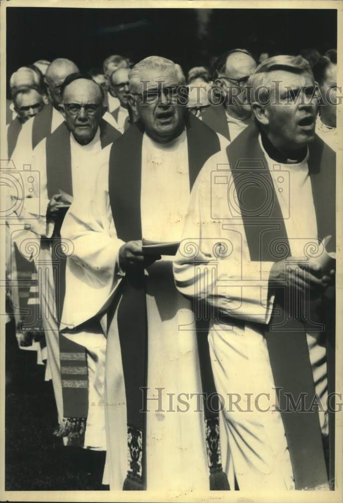 1990 Press Photo Jesuit Priests Procession For Mass &amp; Convocation, Fordham - Historic Images