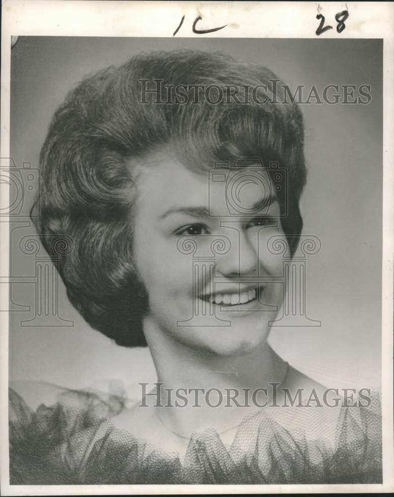 1963 Gayle Kountz, Sweetheart Of Theta Mu Chapter, Carnation Ball - Historic Images