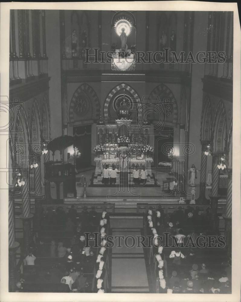 1993 Press Photo Celebrating Mass, Jesuit Church - Historic Images