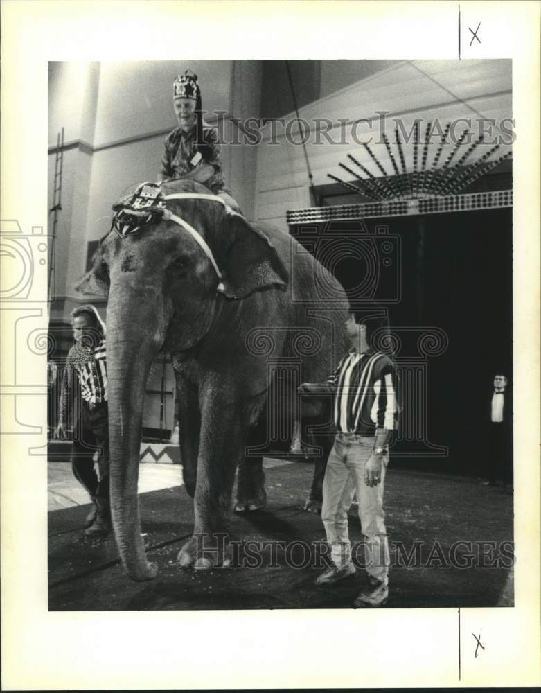 1994 Press Photo Shriner Claud Addison begins Jerusalem Temple Shrine Circus - Historic Images