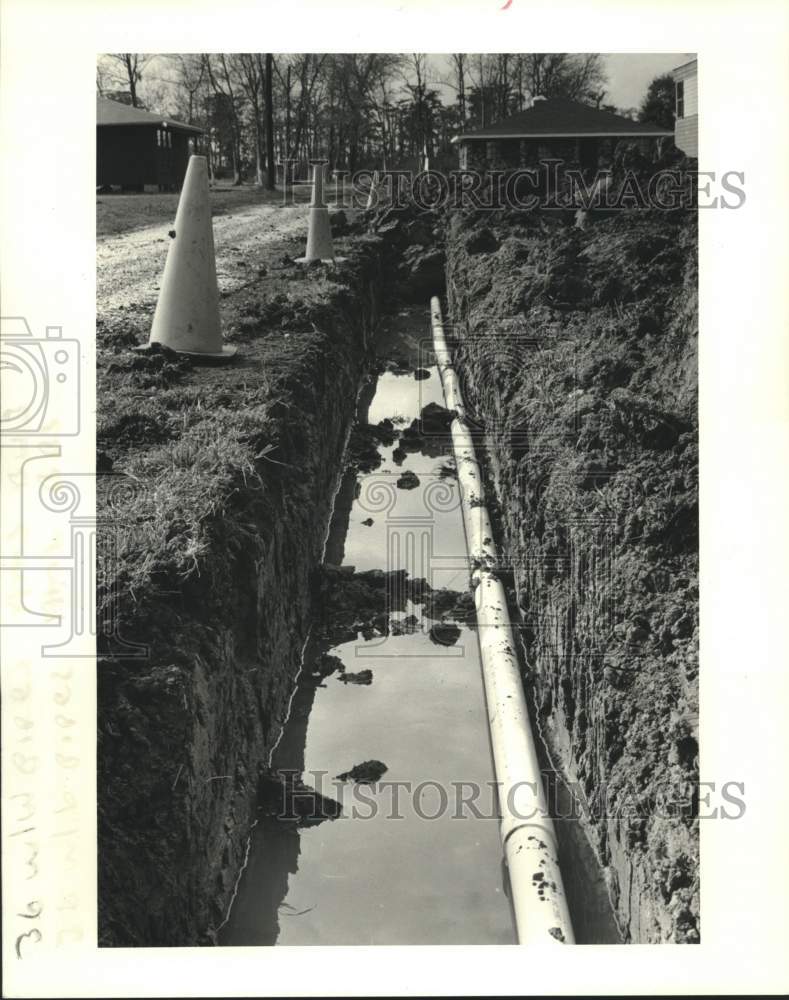 1987 Press Photo Plaquimen work crew installed water line at  Jesuit Bend subd - Historic Images