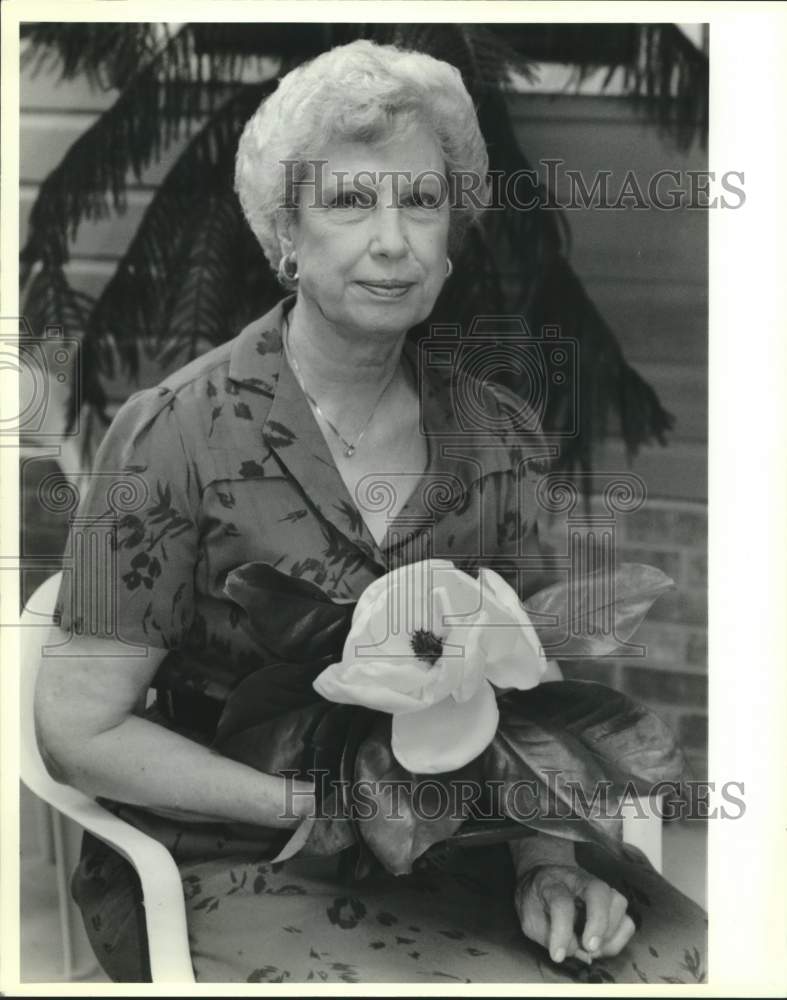 1992 Press Photo Donis Jenkins holds a silk magnolia she  constructs at home - Historic Images