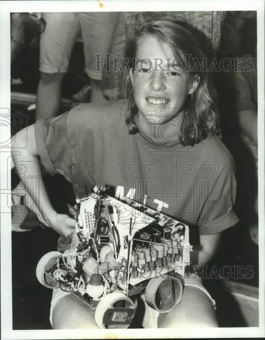 1990 Press Photo Susie Ward in M.I.T.'s Close Encounters Of The Remote Kind - Historic Images